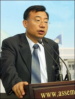 이정현 의원이 한나라당 부대변인 직을 수행하던 2006년 당시 브리핑 모습. 